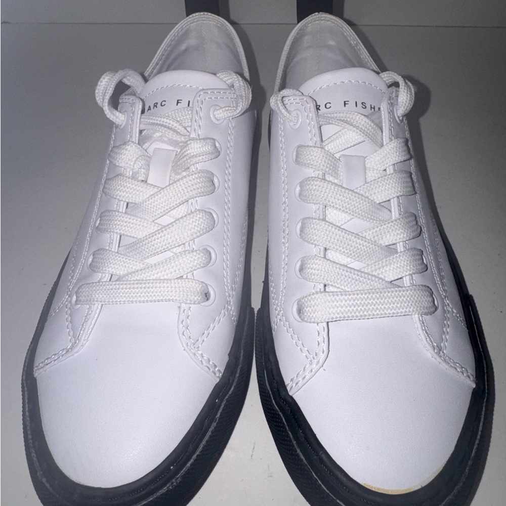 MARC FISHER WHTIE SNEAKERS SZ 6 MFLESTY2-R TIE CASUALCOMFORT SHOES BLACK BOTTOM